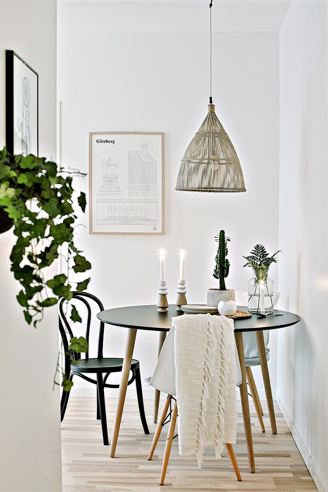 Идея дизайна: столовая в скандинавском стиле с белыми стенами и светлым паркетным полом
