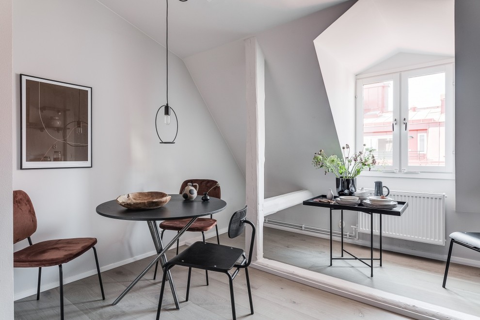 Стильный дизайн: столовая в скандинавском стиле с белыми стенами, светлым паркетным полом и бежевым полом - последний тренд