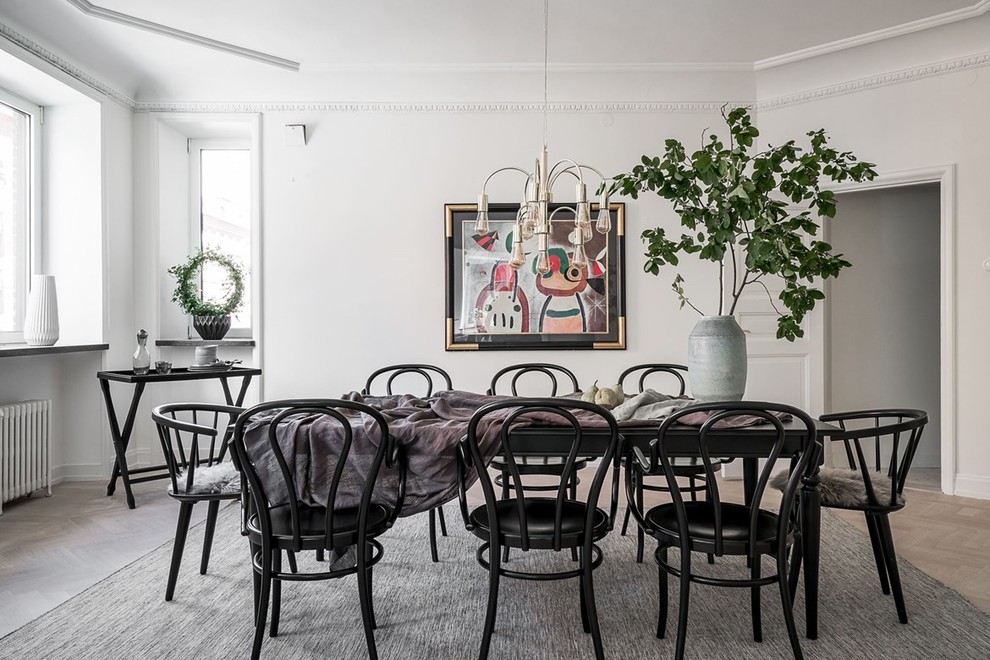Idee per una sala da pranzo scandinava di medie dimensioni con pareti bianche, parquet chiaro e pavimento beige