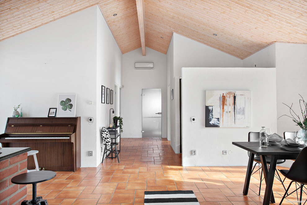Idee per una grande sala da pranzo minimal con pareti bianche, pavimento in terracotta e pavimento arancione