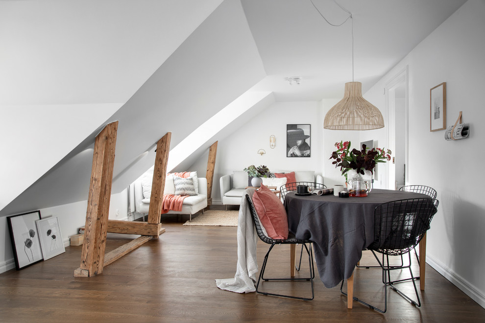 Modelo de comedor escandinavo pequeño abierto sin chimenea con paredes blancas, suelo de madera en tonos medios y suelo marrón