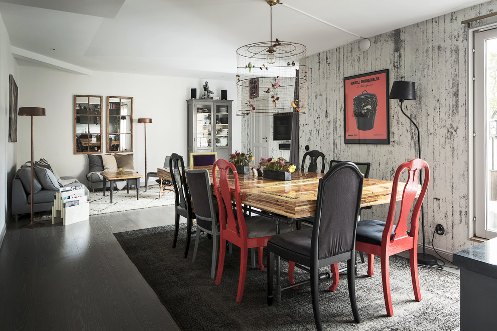 Inspiration pour une salle à manger ouverte sur le salon nordique avec un mur blanc, parquet foncé et un sol gris.