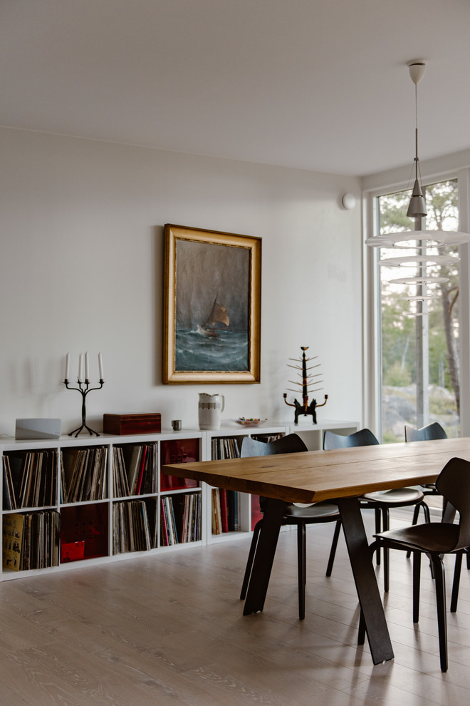 Источник вдохновения для домашнего уюта: столовая в скандинавском стиле с белыми стенами, светлым паркетным полом и бежевым полом