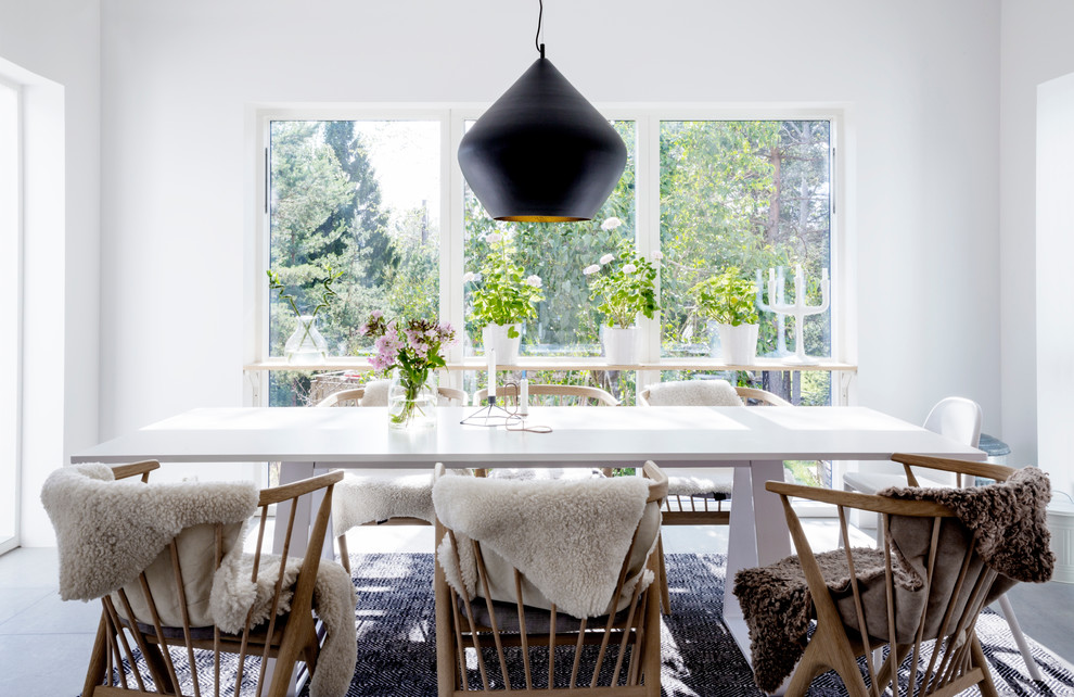 Imagen de comedor escandinavo grande sin chimenea con paredes blancas y suelo de baldosas de cerámica