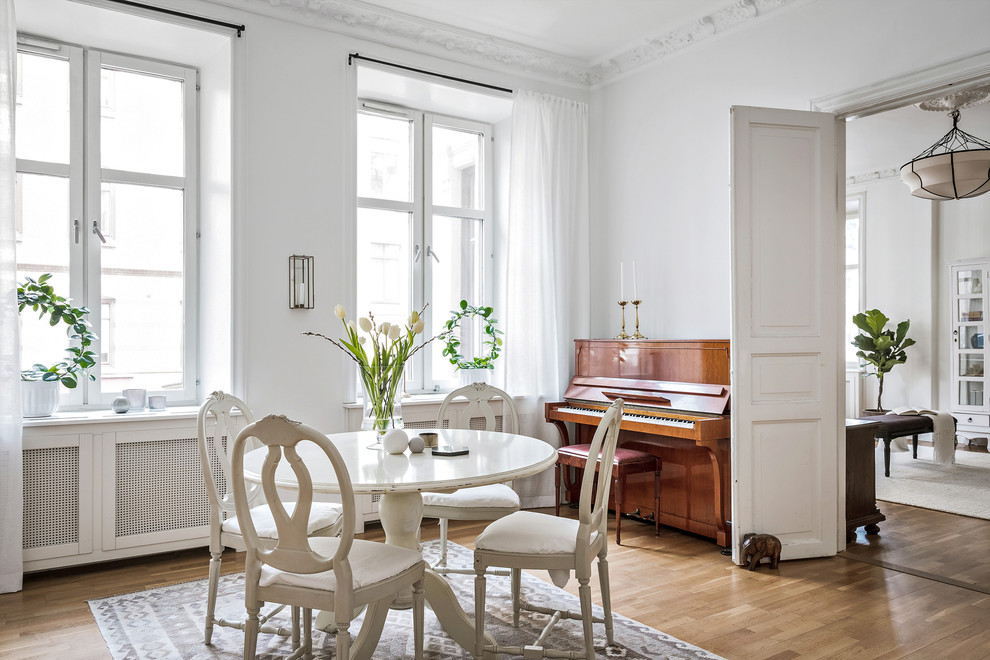 Источник вдохновения для домашнего уюта: столовая в викторианском стиле с белыми стенами и коричневым полом