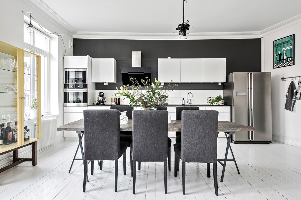 Свежая идея для дизайна: большая кухня-столовая в скандинавском стиле с черными стенами, деревянным полом и белым полом без камина - отличное фото интерьера