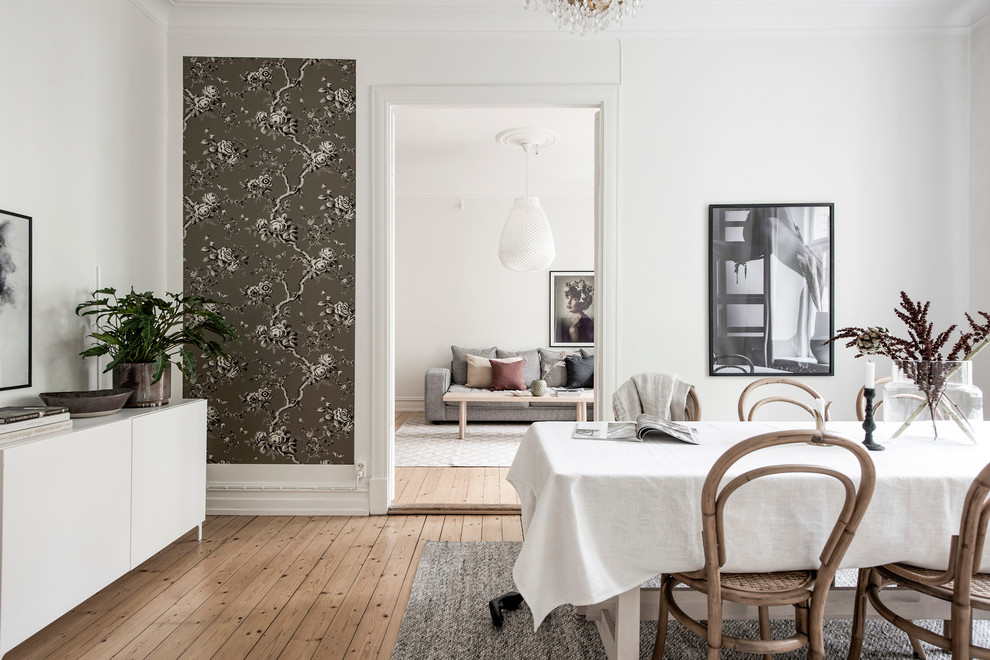 Idee per una sala da pranzo nordica chiusa con pareti bianche, pavimento in legno massello medio e pavimento beige