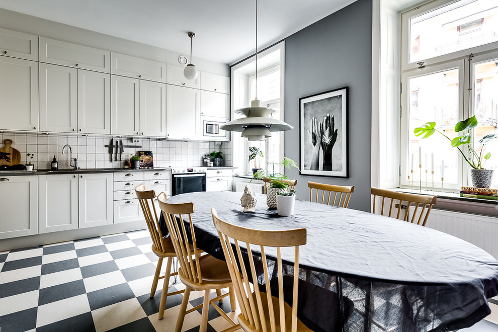 Пример оригинального дизайна: большая кухня-столовая в скандинавском стиле с серыми стенами, полом из линолеума и разноцветным полом