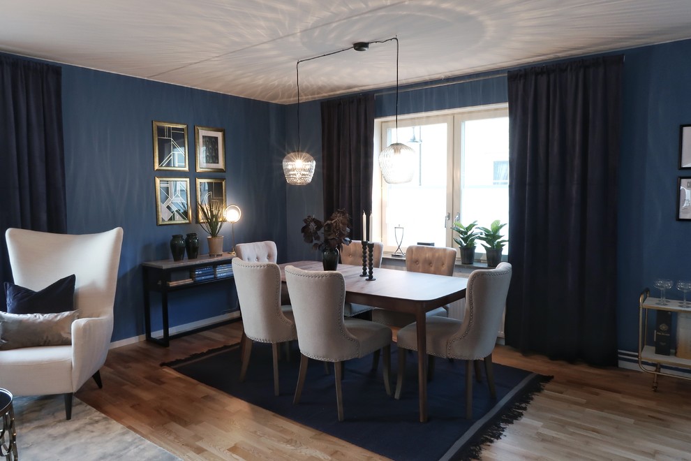 Idées déco pour une salle à manger ouverte sur le salon contemporaine de taille moyenne avec un mur bleu, un sol en bois brun, aucune cheminée et un sol marron.