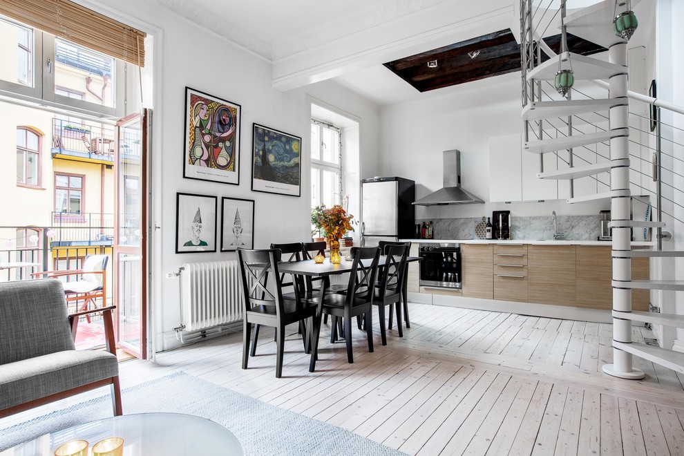 Свежая идея для дизайна: большая кухня-столовая в скандинавском стиле с белыми стенами и светлым паркетным полом без камина - отличное фото интерьера