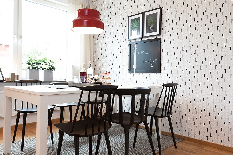 Idéer för ett mellanstort minimalistiskt kök med matplats, med vita väggar, mellanmörkt trägolv och brunt golv