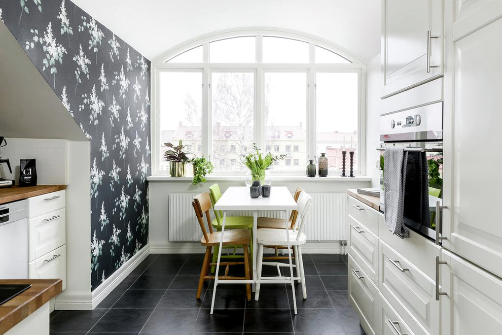 Идея дизайна: кухня-столовая среднего размера в скандинавском стиле с разноцветными стенами и черным полом