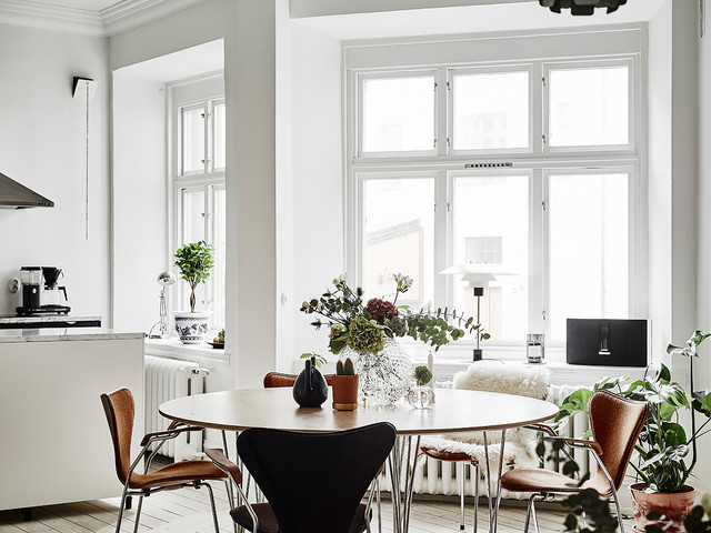 Rundt spisebord: Indret hjemmets sociale midtpunkt med et rundt spisebord  med udtræk eller en variant i den perfekte, faste størrelse