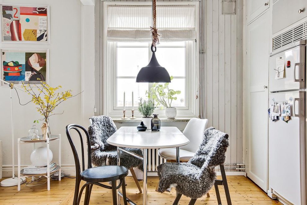 Источник вдохновения для домашнего уюта: кухня-столовая среднего размера в скандинавском стиле с белыми стенами, светлым паркетным полом и бежевым полом