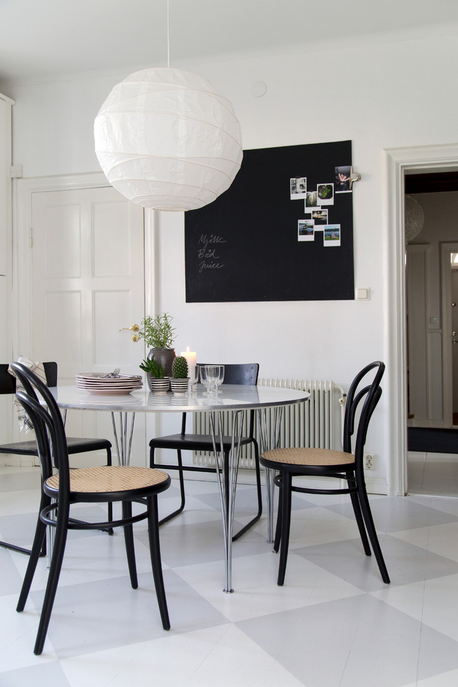 Offenes, Kleines Skandinavisches Esszimmer ohne Kamin mit weißer Wandfarbe und gebeiztem Holzboden in Malmö