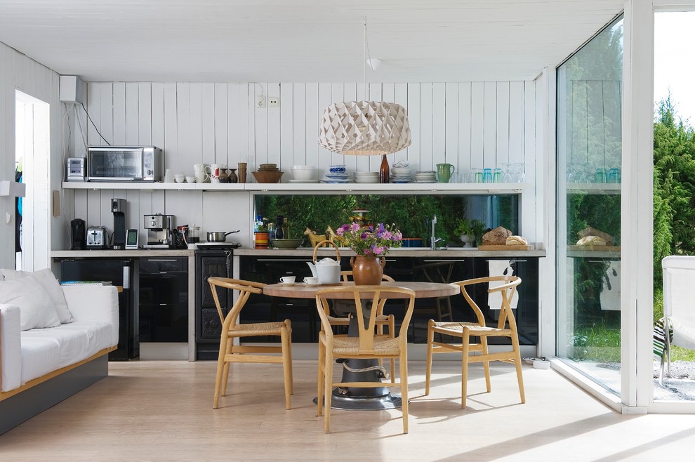 Стильный дизайн: большая гостиная-столовая в скандинавском стиле с светлым паркетным полом - последний тренд