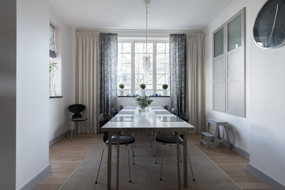 Свежая идея для дизайна: столовая в скандинавском стиле с белыми стенами и светлым паркетным полом - отличное фото интерьера