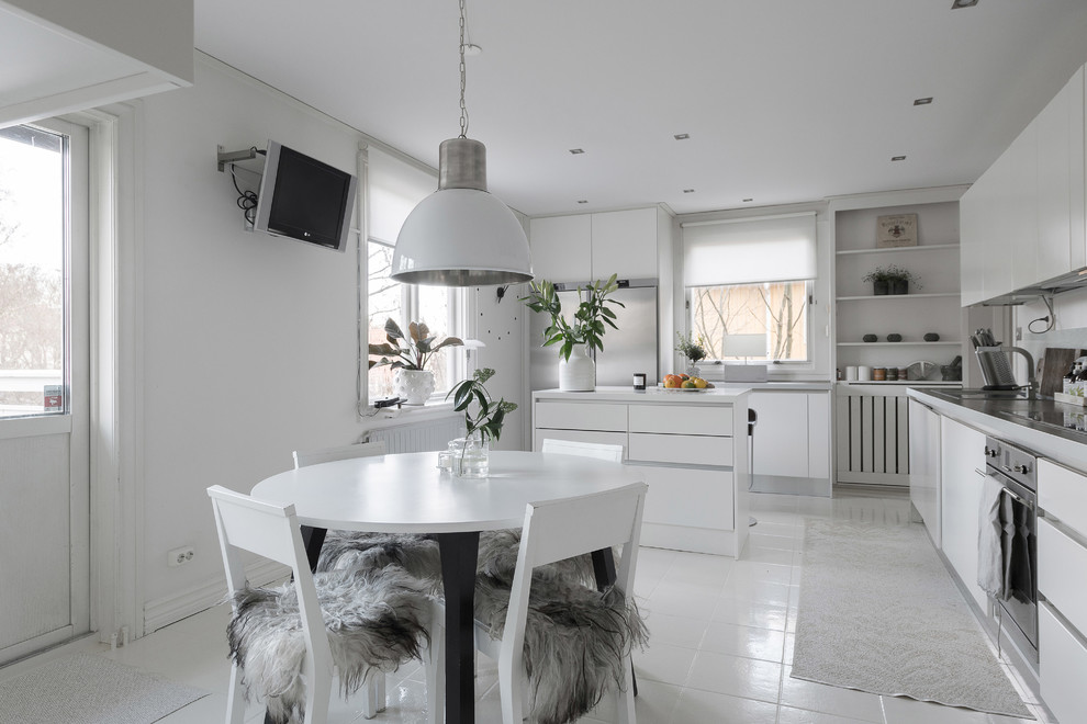 Idee per una sala da pranzo aperta verso la cucina scandinava di medie dimensioni con pareti bianche, nessun camino e pavimento bianco