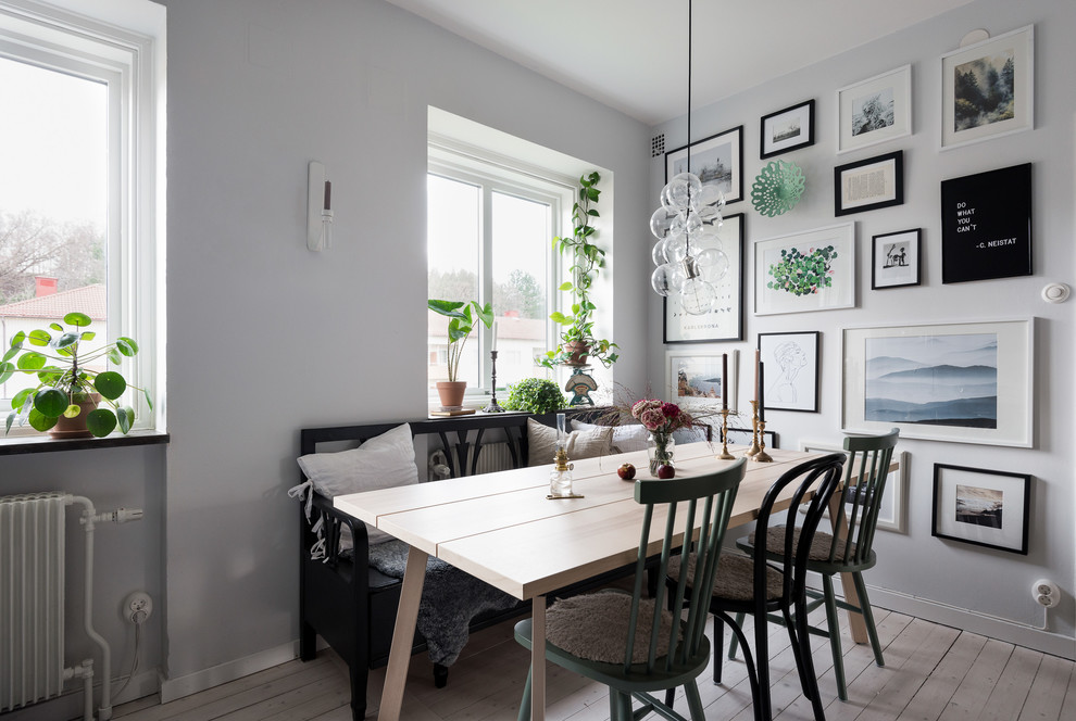 На фото: кухня-столовая среднего размера в скандинавском стиле с серыми стенами, светлым паркетным полом и бежевым полом с