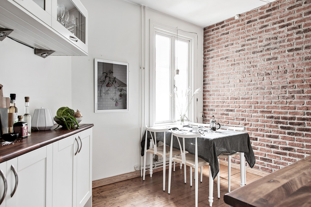 Свежая идея для дизайна: маленькая кухня-столовая в скандинавском стиле с паркетным полом среднего тона для на участке и в саду - отличное фото интерьера