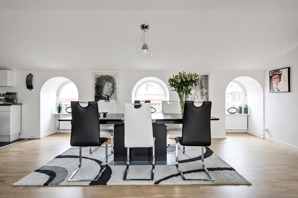 Offenes, Großes Modernes Esszimmer ohne Kamin mit weißer Wandfarbe, hellem Holzboden und beigem Boden in Göteborg