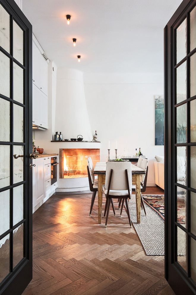 Стильный дизайн: кухня-столовая среднего размера в скандинавском стиле с серыми стенами и темным паркетным полом - последний тренд