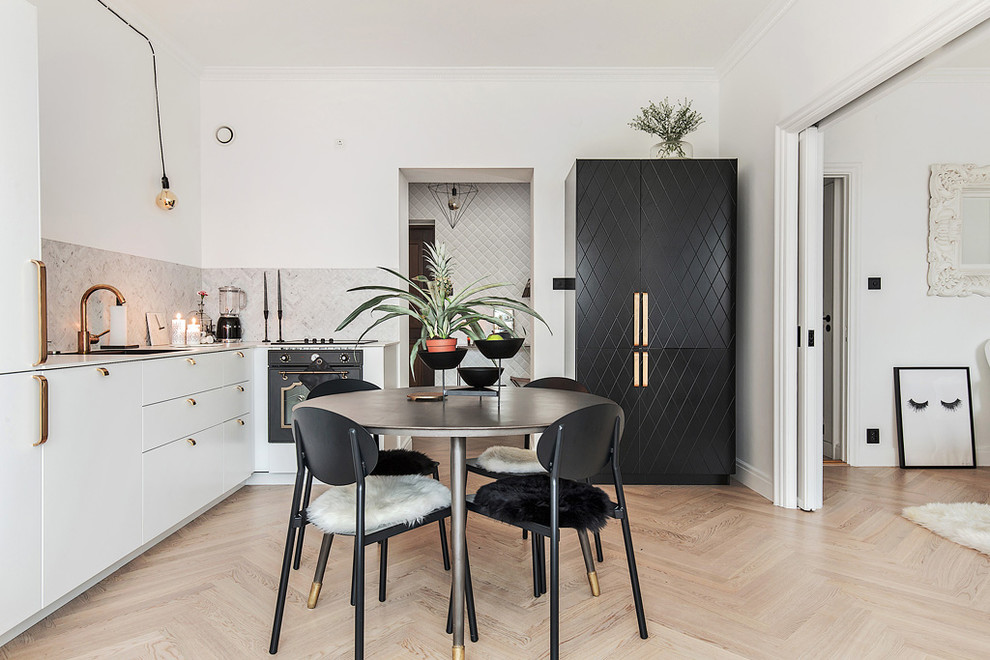 На фото: гостиная-столовая среднего размера в скандинавском стиле с белыми стенами и светлым паркетным полом без камина