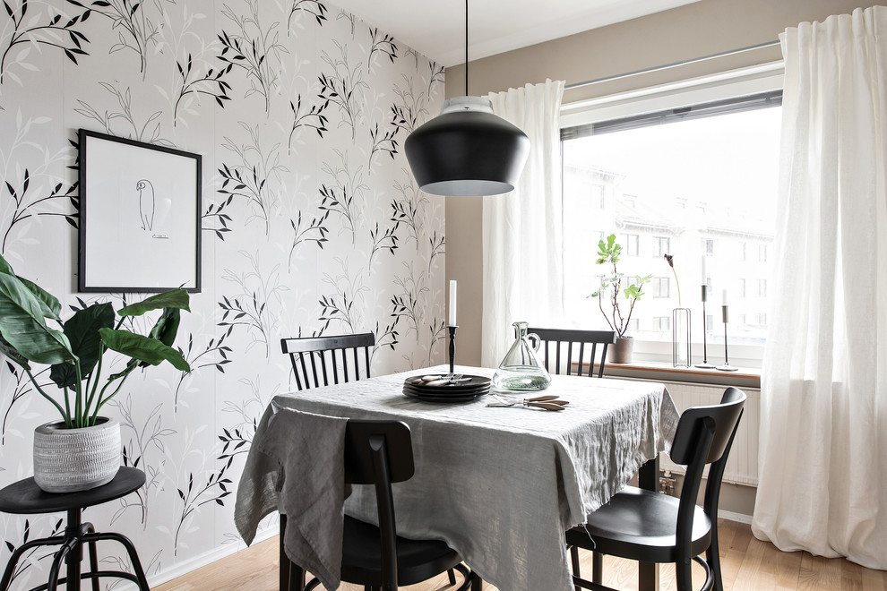 Kleines Skandinavisches Esszimmer mit grauer Wandfarbe, braunem Holzboden und braunem Boden in Göteborg