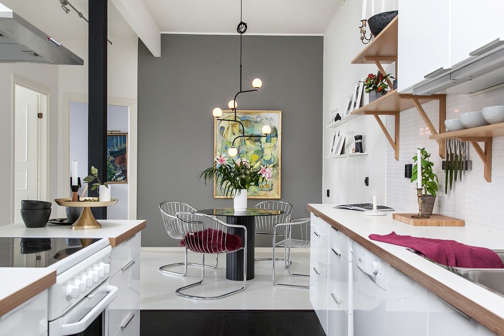 Пример оригинального дизайна: кухня-столовая среднего размера в современном стиле с серыми стенами
