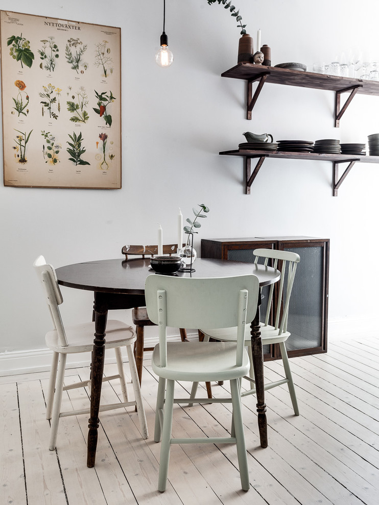 Пример оригинального дизайна: кухня-столовая среднего размера в скандинавском стиле с белыми стенами и деревянным полом без камина