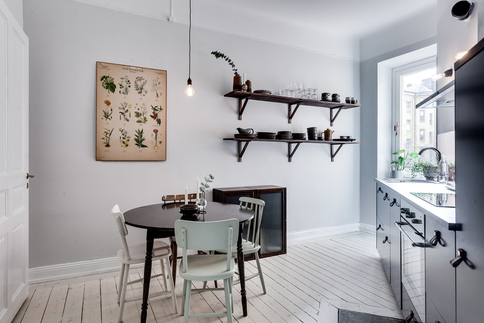 Idéer för ett mellanstort skandinaviskt kök med matplats, med grå väggar och målat trägolv