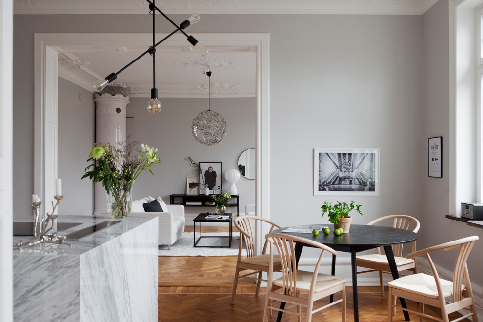 Idéer för ett skandinaviskt kök med matplats, med grå väggar, mellanmörkt trägolv och brunt golv