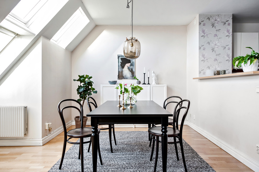 Cette photo montre une salle à manger scandinave de taille moyenne avec un mur blanc, un sol beige, parquet clair et aucune cheminée.