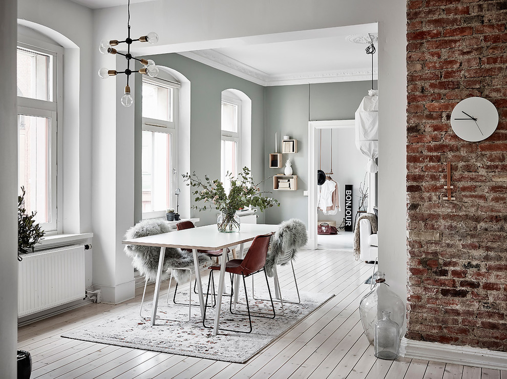 Источник вдохновения для домашнего уюта: столовая в скандинавском стиле с светлым паркетным полом, белым полом и зелеными стенами без камина