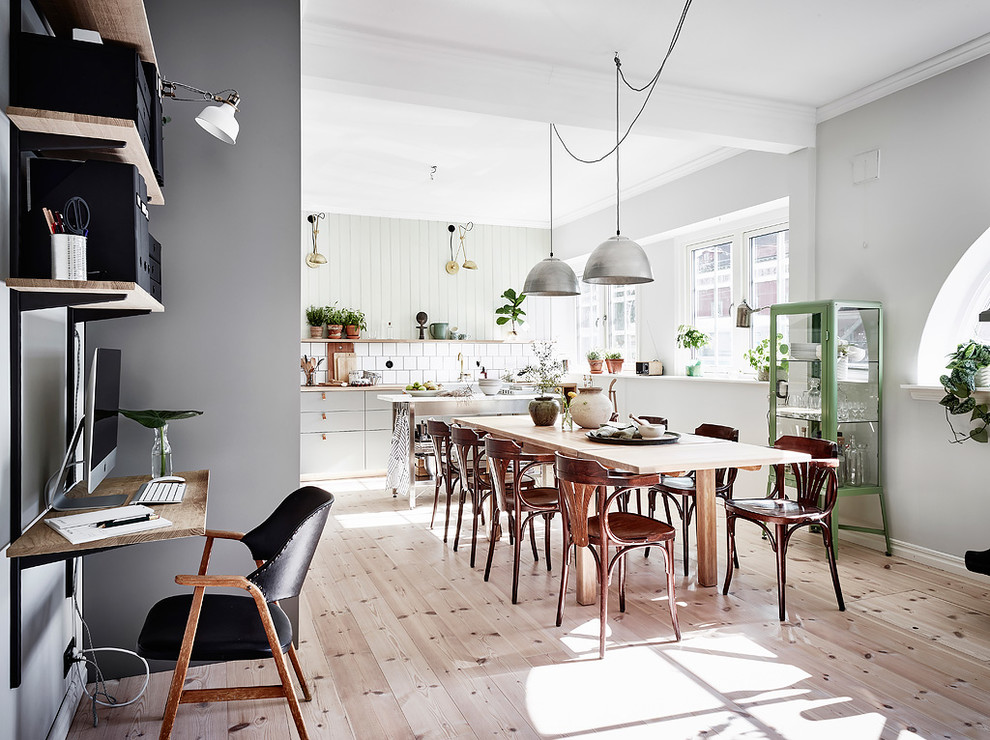 Источник вдохновения для домашнего уюта: большая гостиная-столовая в скандинавском стиле с зелеными стенами и светлым паркетным полом без камина