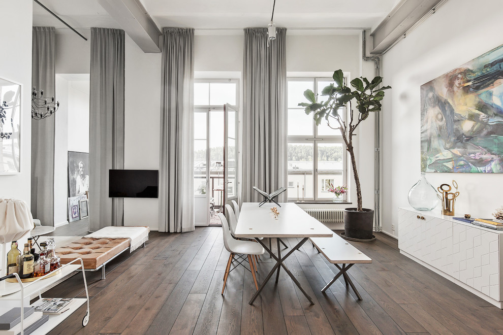 Стильный дизайн: гостиная-столовая среднего размера в скандинавском стиле с белыми стенами и темным паркетным полом без камина - последний тренд