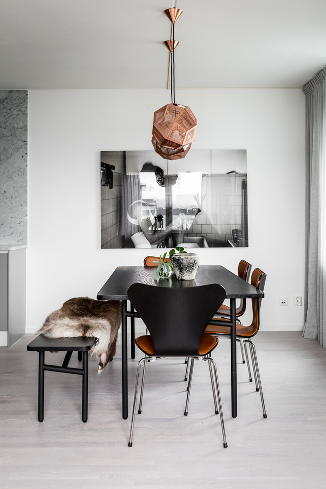На фото: кухня-столовая среднего размера в скандинавском стиле с белыми стенами и светлым паркетным полом