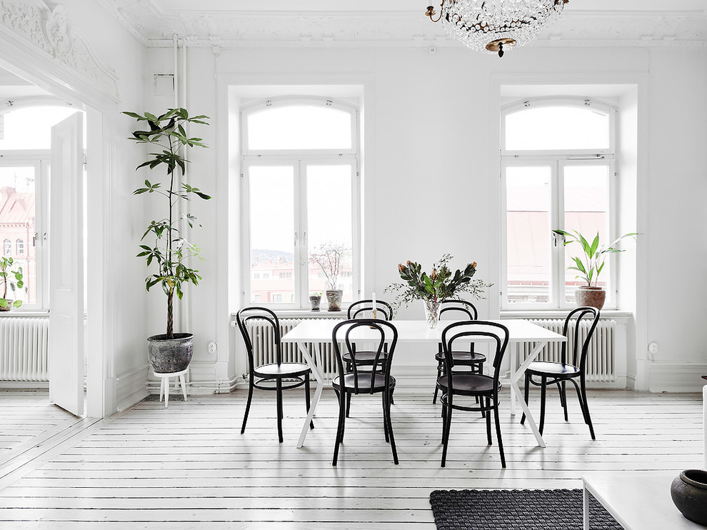 Inspiration pour une salle à manger nordique avec un mur blanc, parquet peint et un sol blanc.