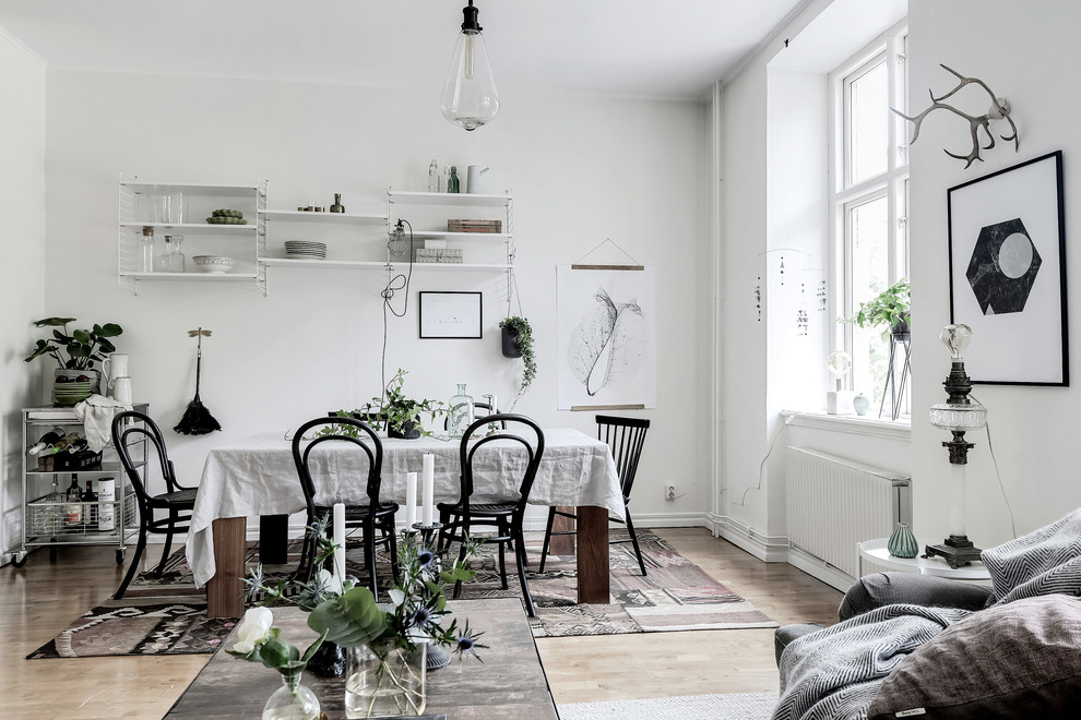Inspiration för en mellanstor nordisk matplats med öppen planlösning, med vita väggar, ljust trägolv och beiget golv