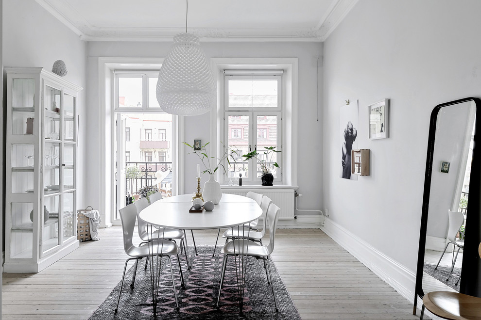 Idee per una sala da pranzo scandinava con parquet chiaro, pareti grigie e pavimento beige