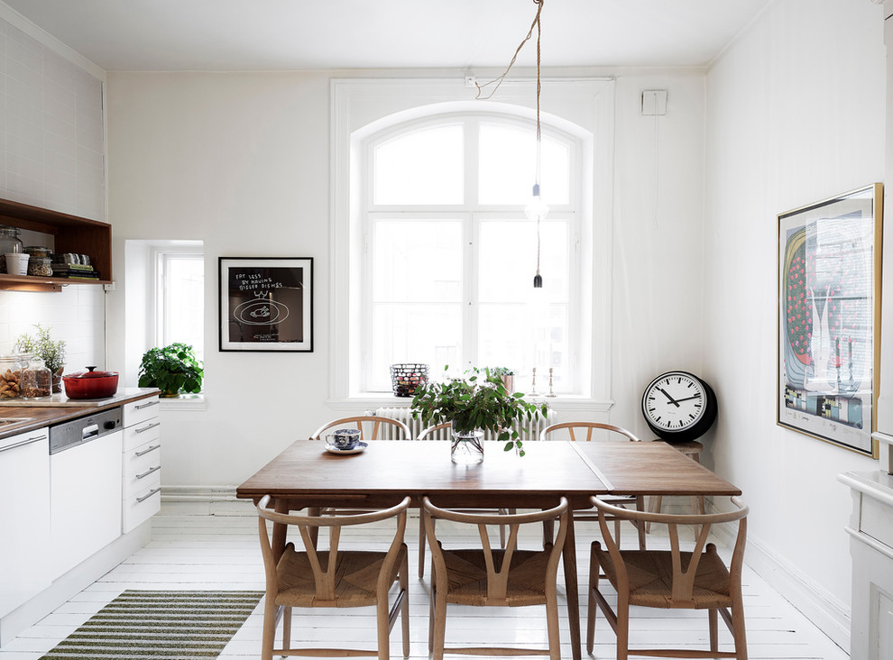 Идея дизайна: кухня-столовая среднего размера в скандинавском стиле с белыми стенами и деревянным полом без камина