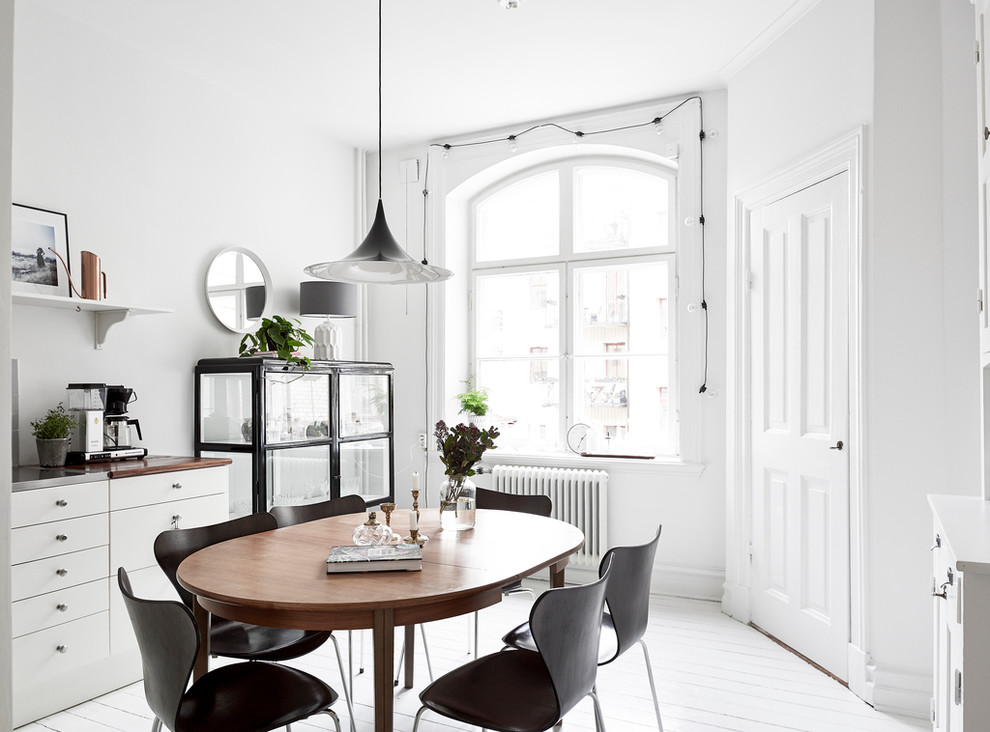 Источник вдохновения для домашнего уюта: отдельная столовая среднего размера в скандинавском стиле с белыми стенами и деревянным полом без камина