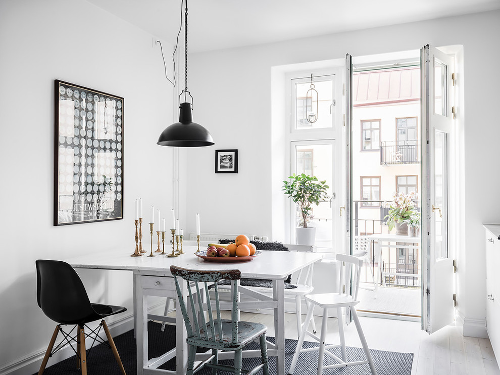 На фото: кухня-столовая среднего размера в скандинавском стиле с белыми стенами, светлым паркетным полом и бежевым полом без камина