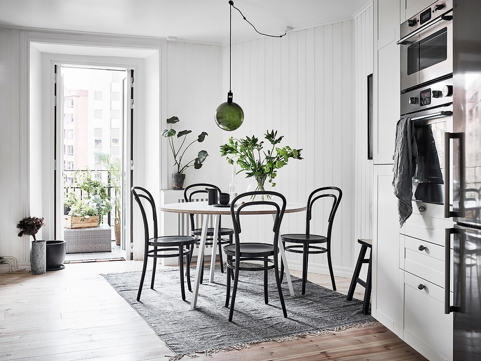 Inspiration för minimalistiska kök med matplatser, med vita väggar, ljust trägolv och beiget golv