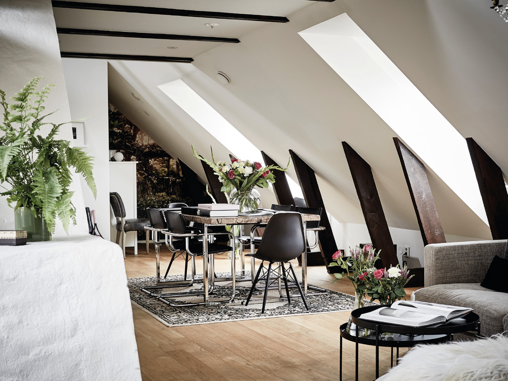 Inspiration för stora skandinaviska matplatser, med vita väggar och ljust trägolv