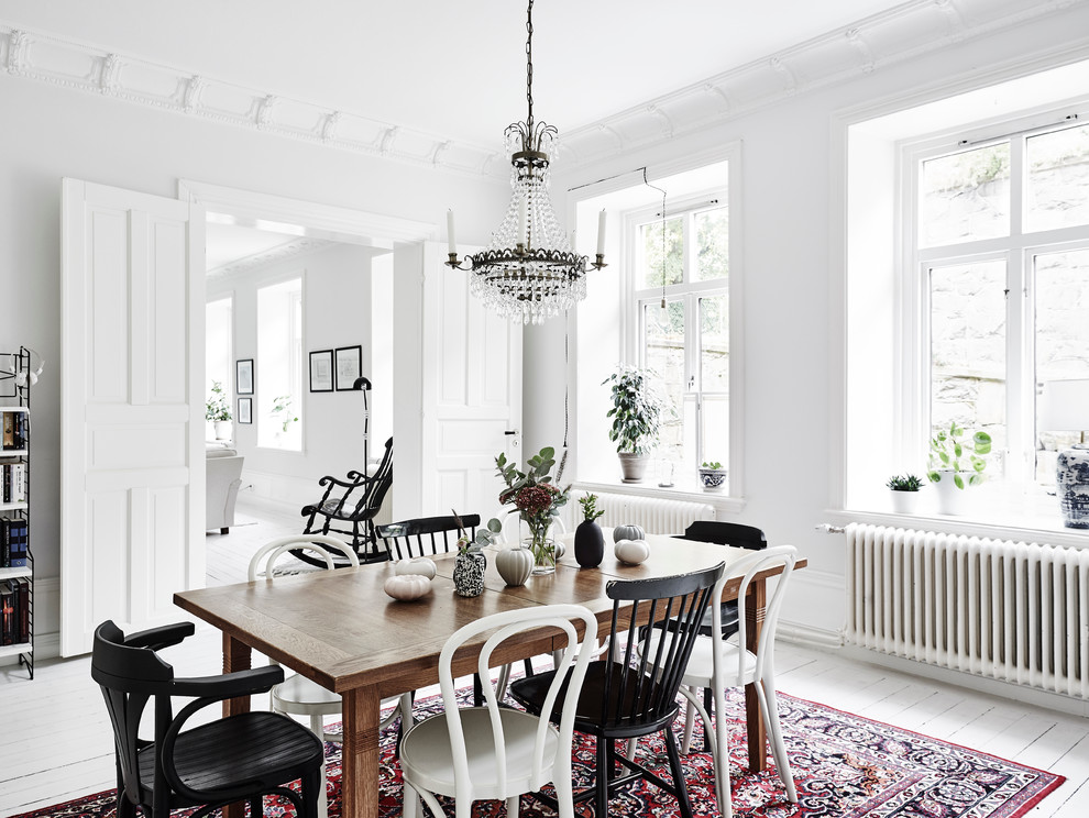 Источник вдохновения для домашнего уюта: отдельная столовая в скандинавском стиле с белыми стенами и деревянным полом