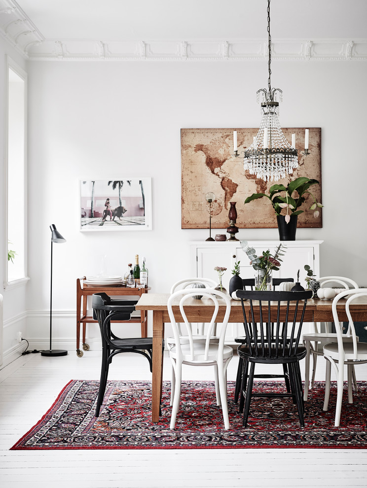 Cette image montre une salle à manger ouverte sur le salon nordique de taille moyenne avec un mur blanc et parquet peint.