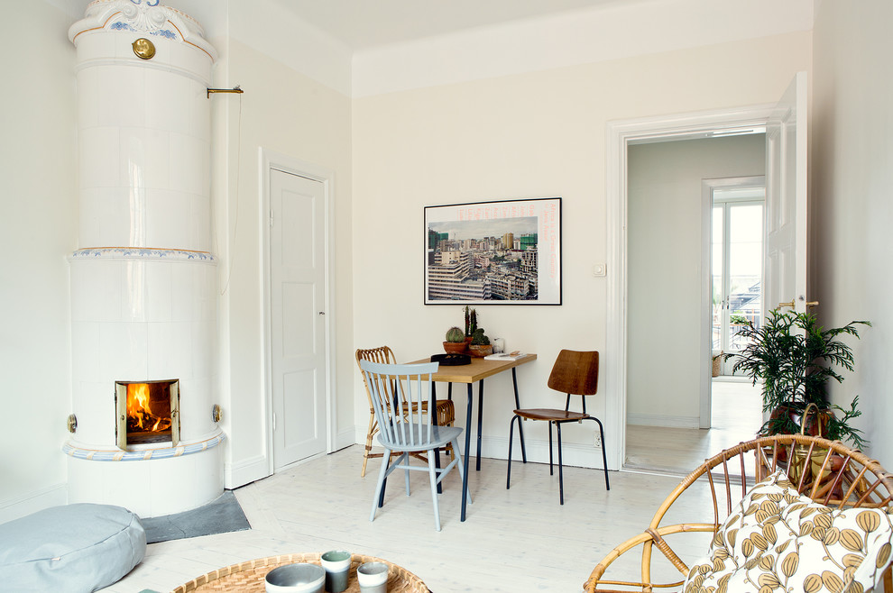 Источник вдохновения для домашнего уюта: столовая среднего размера в стиле ретро с желтыми стенами, деревянным полом и угловым камином