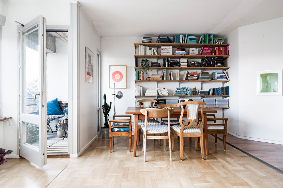 Inspiration för en liten minimalistisk matplats, med vita väggar, ljust trägolv och beiget golv