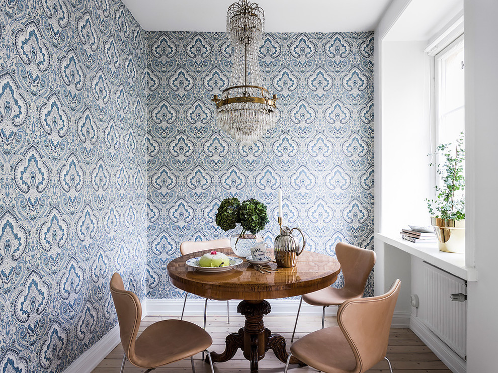 Cette image montre une petite salle à manger traditionnelle fermée avec un mur bleu, parquet clair, aucune cheminée et un sol beige.